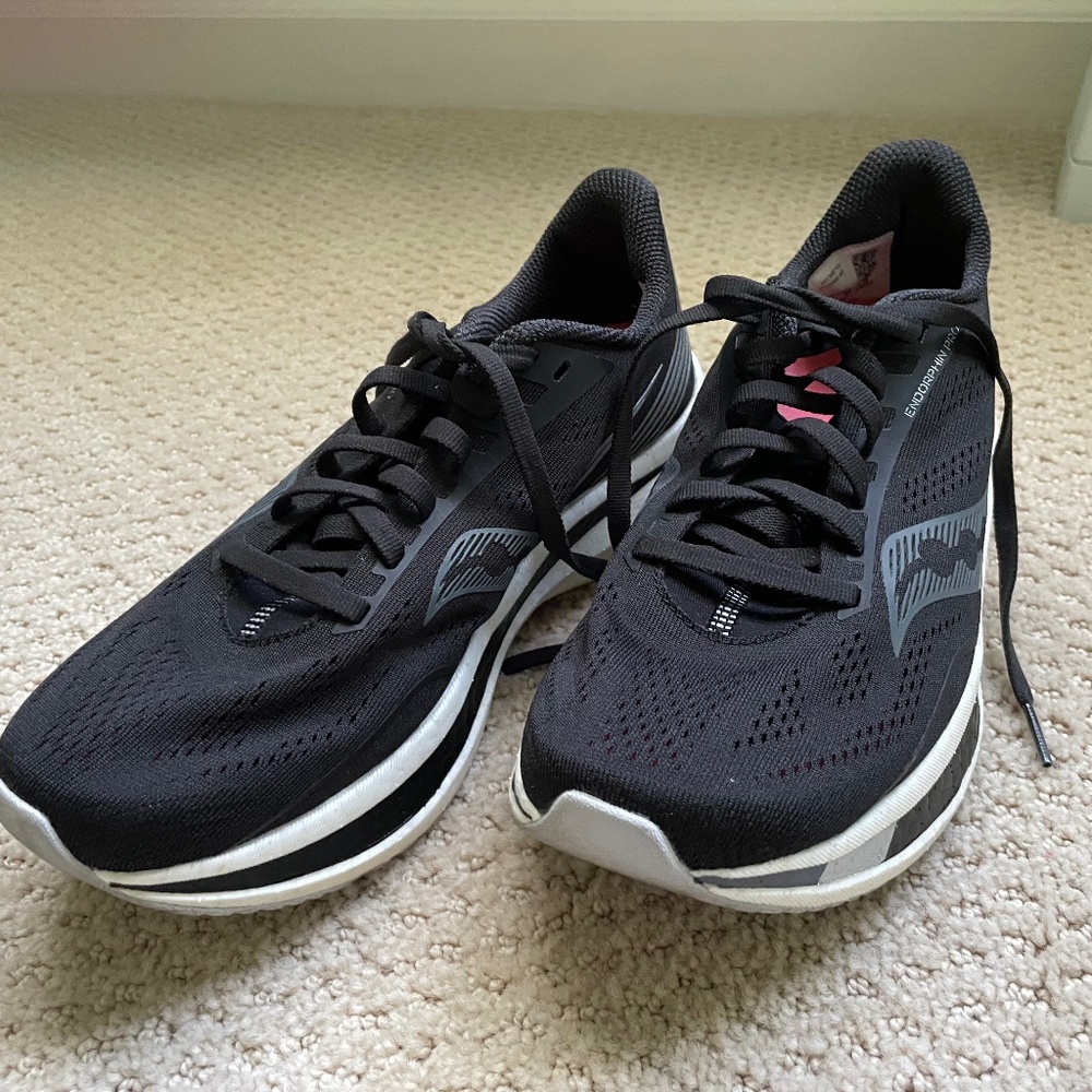 Womens Saucony Endorphin Shift sneakers with SPEEDROLL technology, size 8